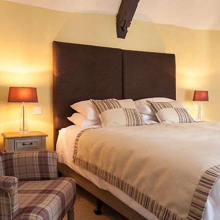 The Crown Hotell Shipton under Wychwood Rum bild