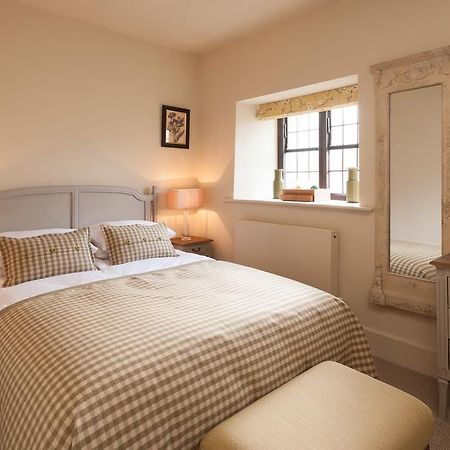 The Crown Hotell Shipton under Wychwood Rum bild